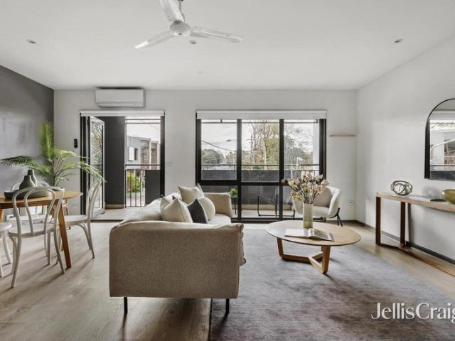 Spacious and secure, footsteps from Kew Junction