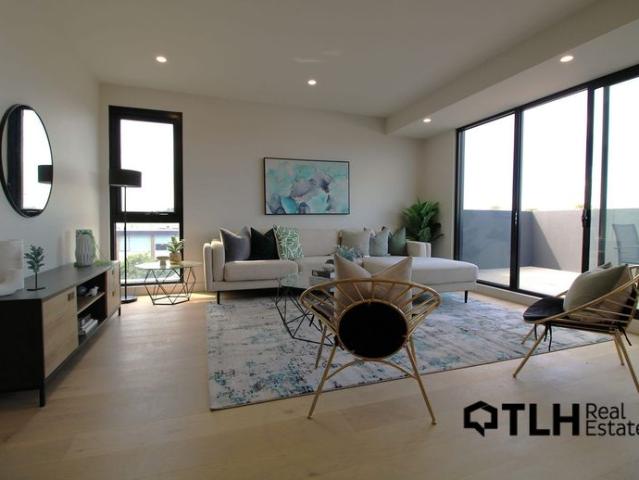 Spacious and Stylish 2 Bedroom, 2 Bathroom Contemporary Apartment