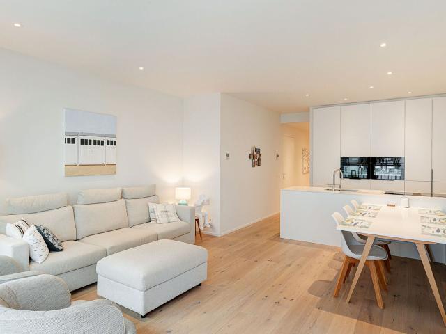 Spacious and Stylish 2 Bedroom Apartment, Just Steps from th