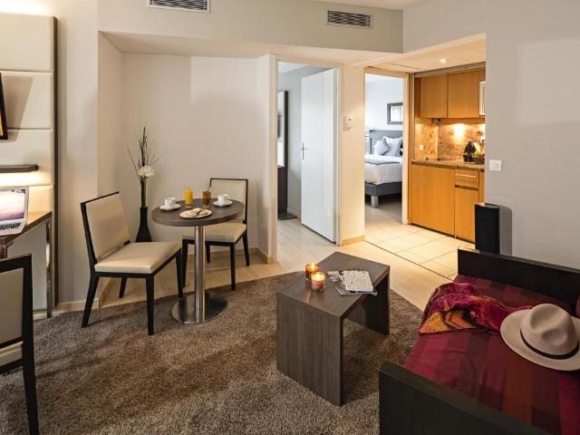 Spacious and stylish 2 BR apartment in Courbevoie great view!
