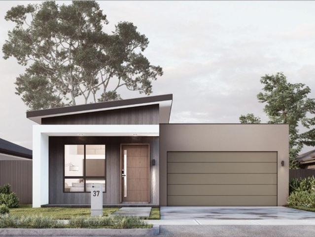 Spacious and Stylish Family Home in Claremont Meadows
