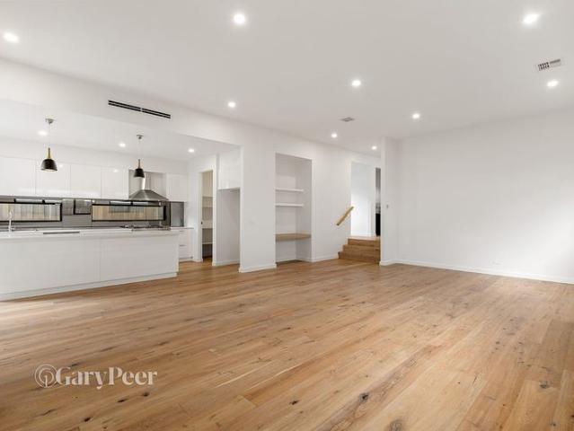 Spacious and stylish family living in the heart of Murrumbeena