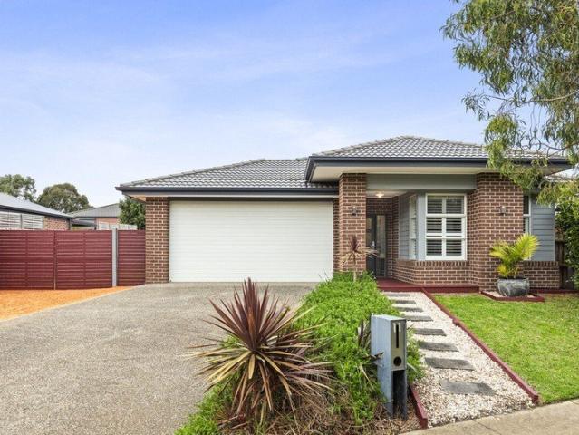 SPACIOUS AND STYLISH HOME HOME WTH SIDE ACCESS