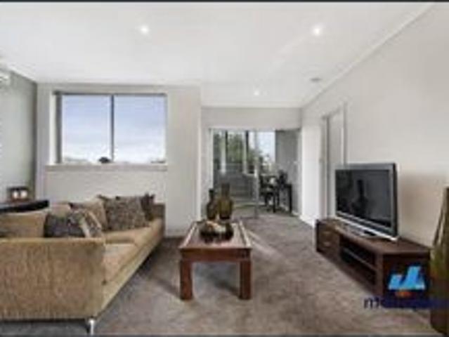 SPACIOUS AND STYLISH IN PREMIER LOCATION