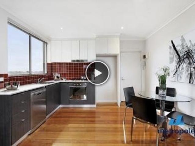 SPACIOUS AND STYLISH IN PREMIER LOCATION