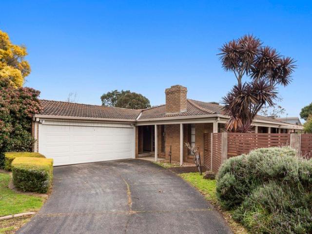 Spacious and Stylish Single Level Family Home