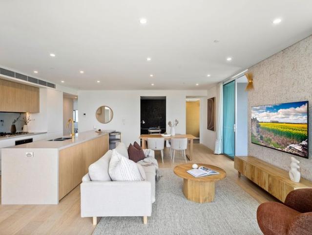 Spacious and sunlit harbourside luxury