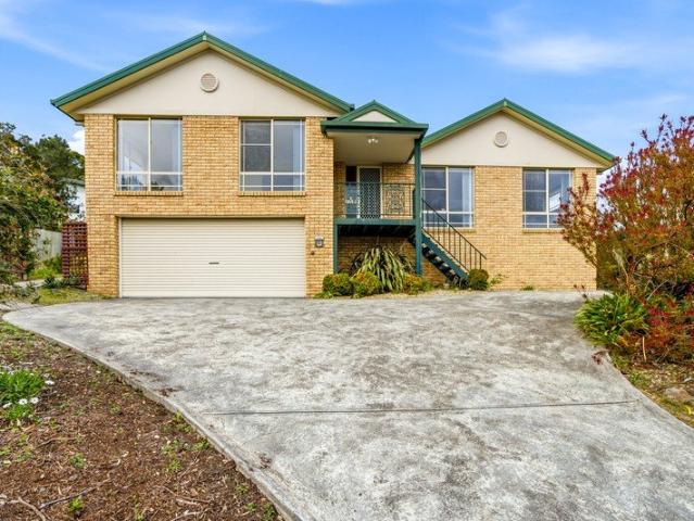 Spacious and Sunny Living in a Convenient Kingston Location