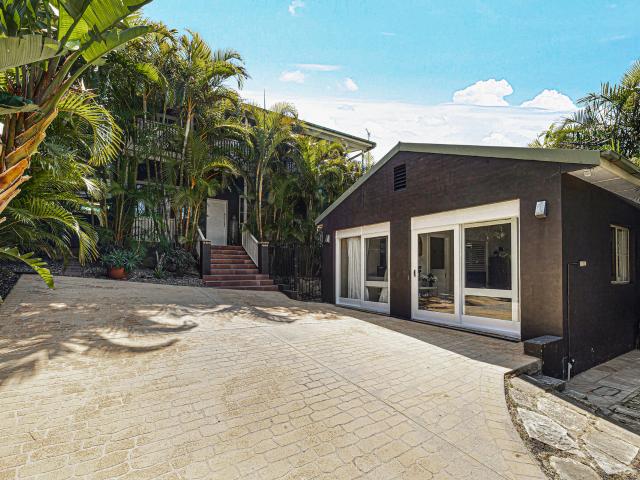 Spacious and sunny retreat with studio and walk to beach location