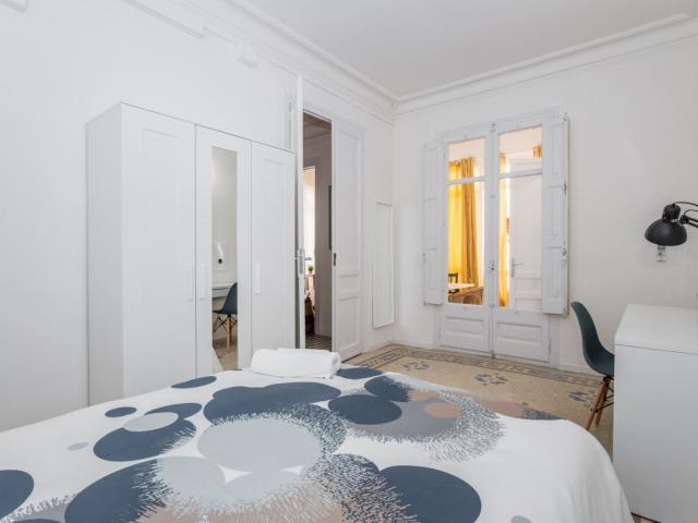 Spacious and pleasant double bedroom in La Nova Esquerra de l'Eixample