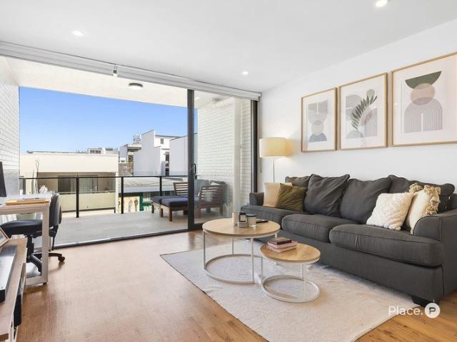 Spacious and Private Boutique Living Near James St and Howard Smith Wharves
