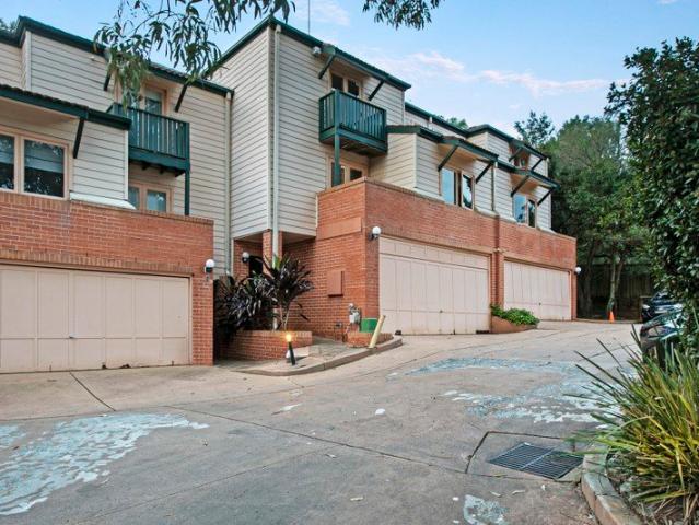 Spacious and Quiet 4 Bedroom Townhouse