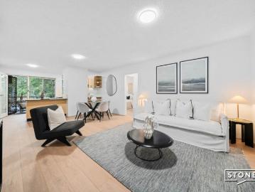 Spacious and Refreshed Apartment Overlooking Richie Benaud Oval