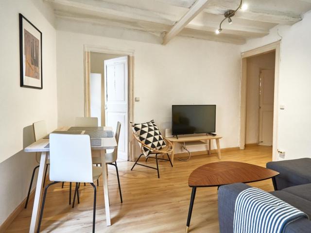 Spacious and relaxing 3 bedroom flat near the Jaume I metro