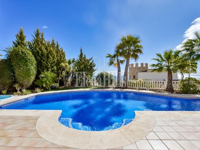 Spacious and well illuminated villa for rent with private swimming pool in Calpe, Alicante