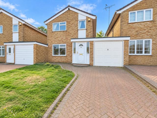 Spacious and Well Presented Family Home in Oving close