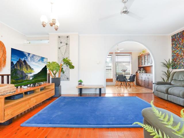 Spacious and unique 3 bedroom upstairs residence