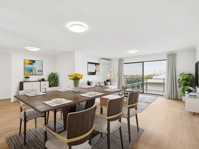 Spacious Ascot Living with Lift Access & North East Breezes