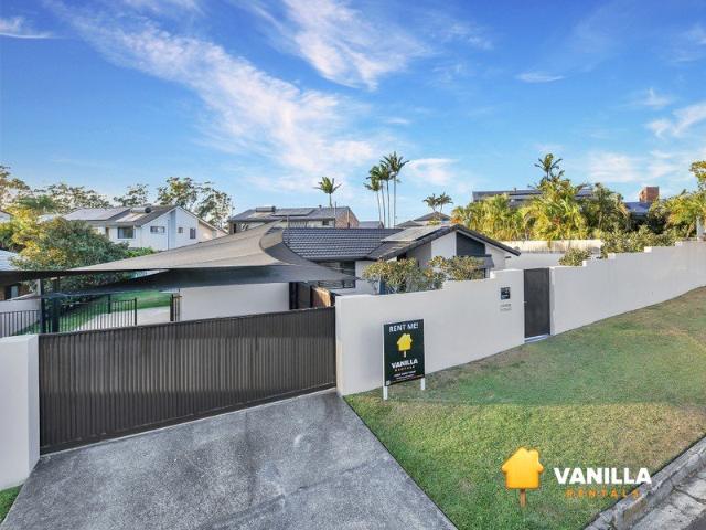 Spacious Ashmore Retreat with Versatile Living, Pool & Solar