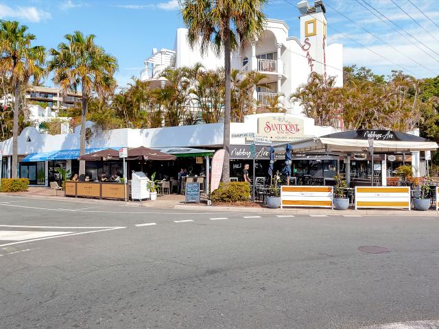 Spacious Apartment 230m Walk to Beach