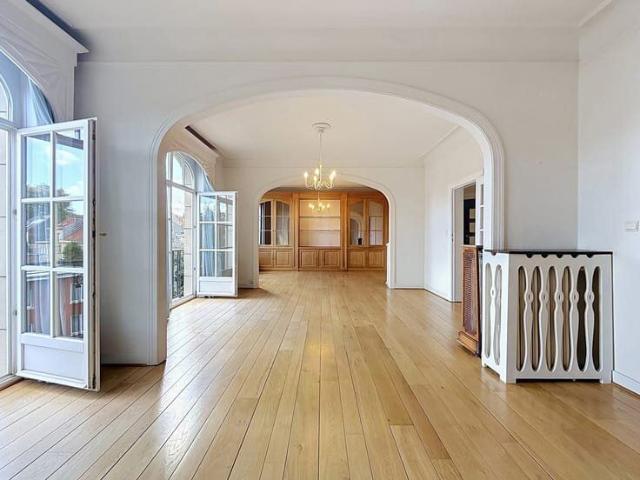 Spacious apartment – 2 bedrooms – lock up garage & cellar