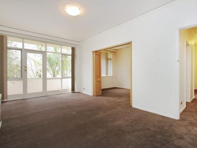 SPACIOUS APARTMENT GREAT KITCHEN AND BATHROOM!