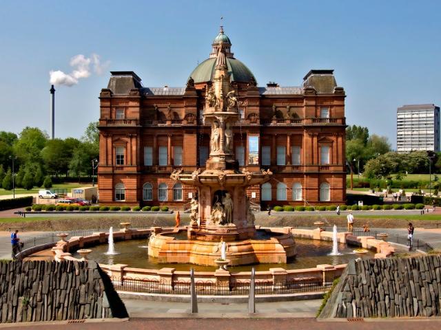 Spacious apartment facing Glasgow Green park