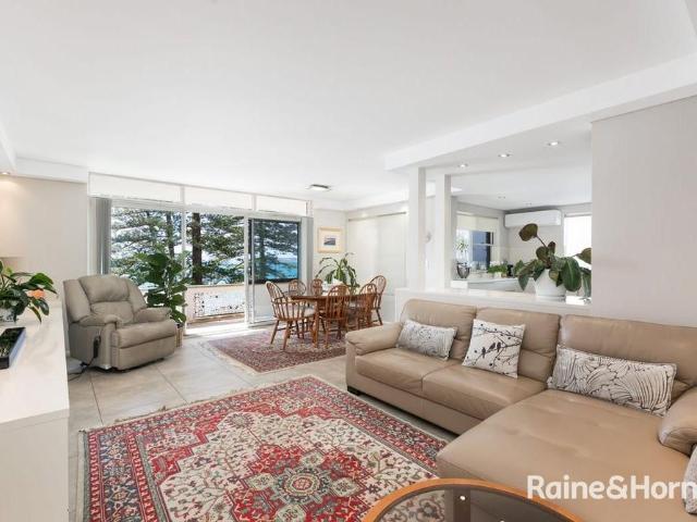Spacious Apartment Facing the Water