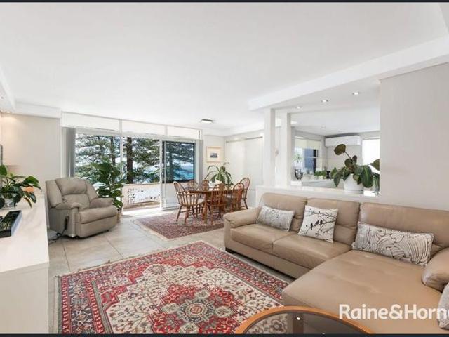 Spacious Apartment Facing the Water