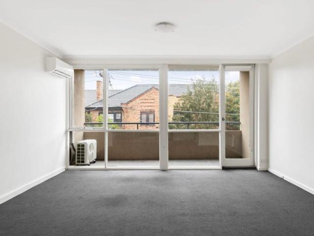 Spacious Apartment in Convenient Elwood