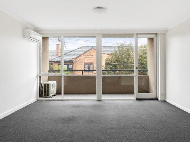 Spacious Apartment in Convenient Elwood