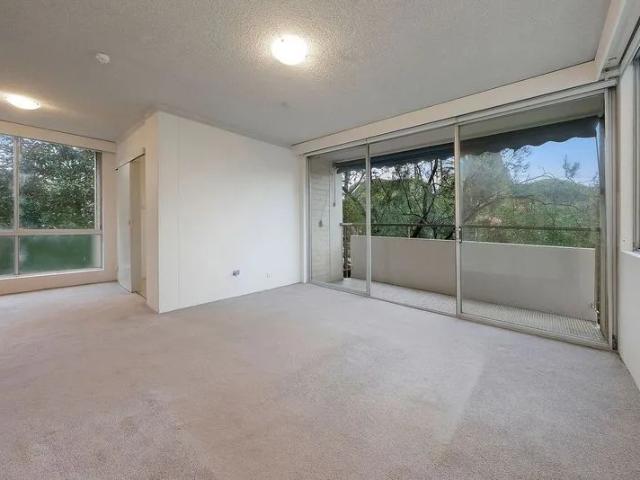 SPACIOUS APARTMENT IN AN UNBEATABLE LIFESTYLE LOCATION
