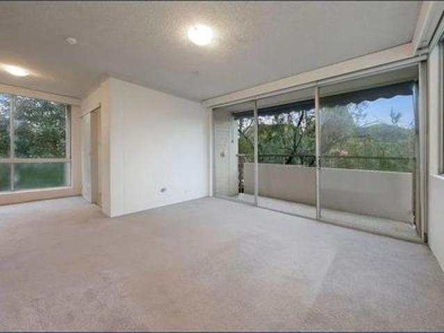 SPACIOUS APARTMENT IN AN UNBEATABLE LIFESTYLE LOCATION