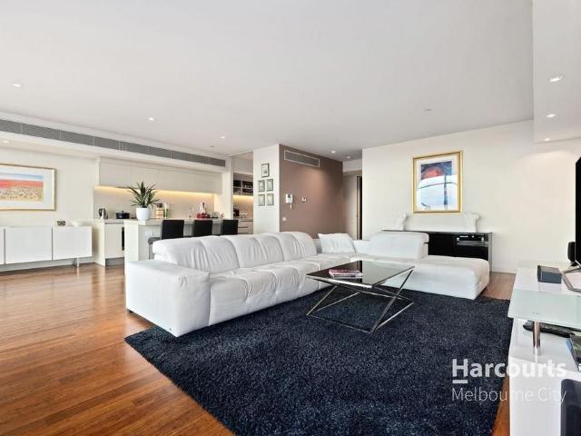 Spacious Apartment In Arts Precinct
