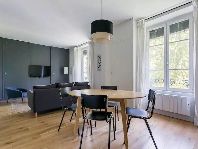 Spacious Apartment in Lively Neighborhood for 4 people