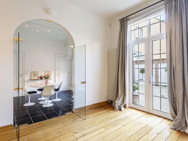 spacious apartment in stately townhouse the heart of Antwerp