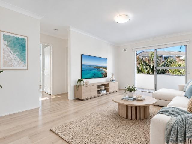 Spacious Apartment in Prime Coastal Locale
