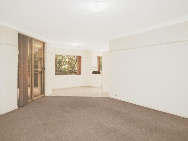 SPACIOUS APARTMENT IN QUIET STREET