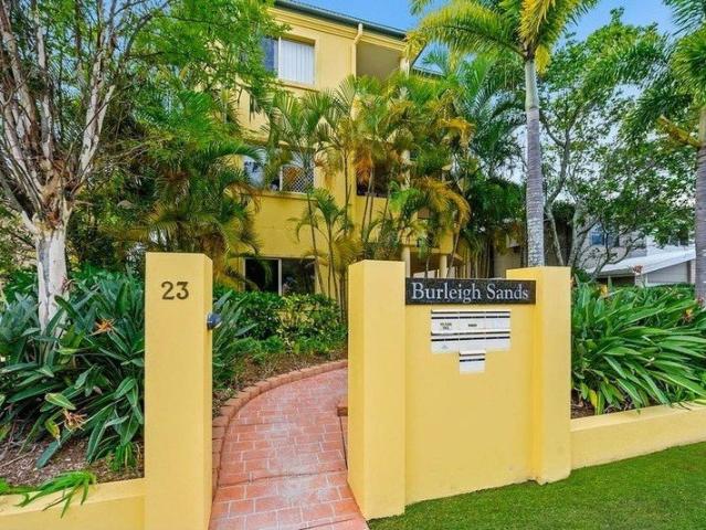 Spacious Apartment In Walk To Beach & James Street Location