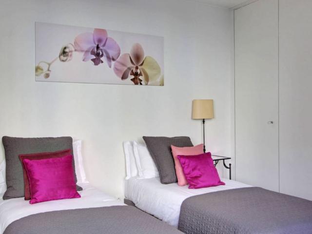 Spacious apartment in the heart of the 2nd arrondissement, Paris Amsterdam Apartments for Rent