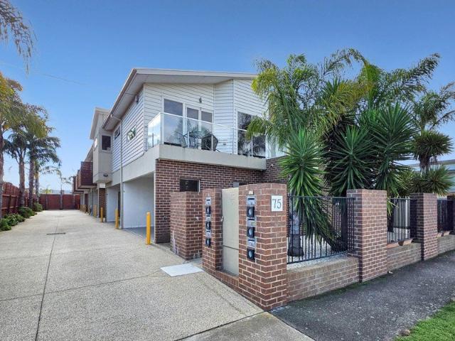 Spacious apartment in the very best of locations / $725 per week / UTILITIES INCLUDED