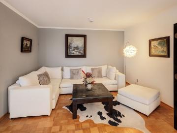 Spacious apartment in upscale residential area Altsolln
