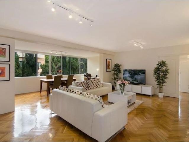 Spacious Apartment on Hamilton Hill