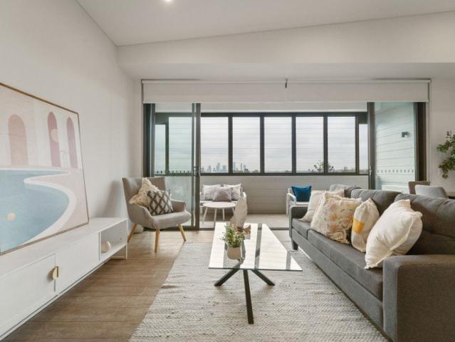 Spacious Apartment on Top Floor with City Views