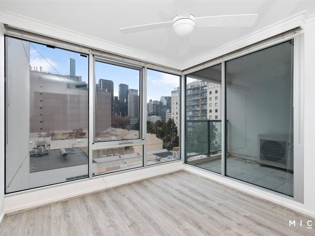 Spacious apartment located in the heart of West Melbourne