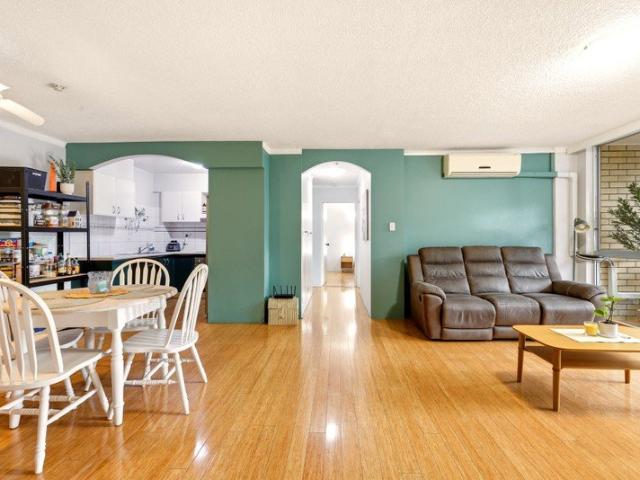 Spacious Apartment Living Just Moments From The Broadwater