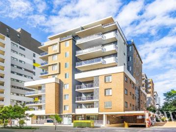 Spacious Apartment Living with Entertainer's Balcony