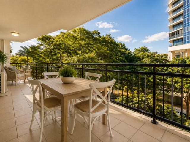 Spacious Apartment Living with Versatile Second Room in The Docks!