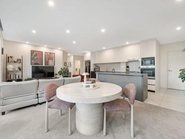 Spacious Apartment Moments from Castle Towers & Metro
