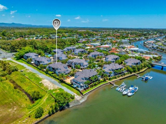 Spacious Apartment Moments from Harbour Town and the Broadwater